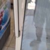 یخچال ایستاده ویترینی 70 سانتیمتری آرسین تجهیز با طراحی مدرن و شیشهای، مناسب برای نگهداری و نمایش مواد غذایی در فروشگاهها و کافیشاپها